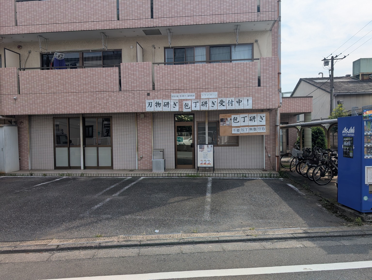 店舗前の駐車スペース。写真中央の2台分が来店用